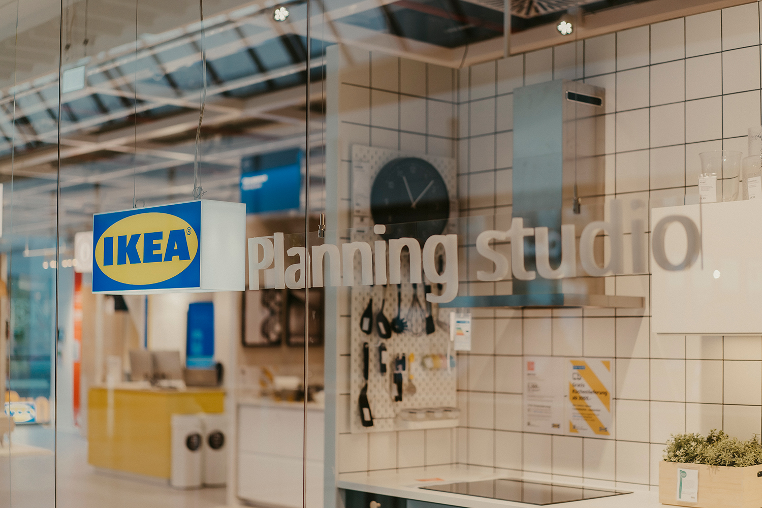 Ikea снова снижает цены и продвигается в центры городов