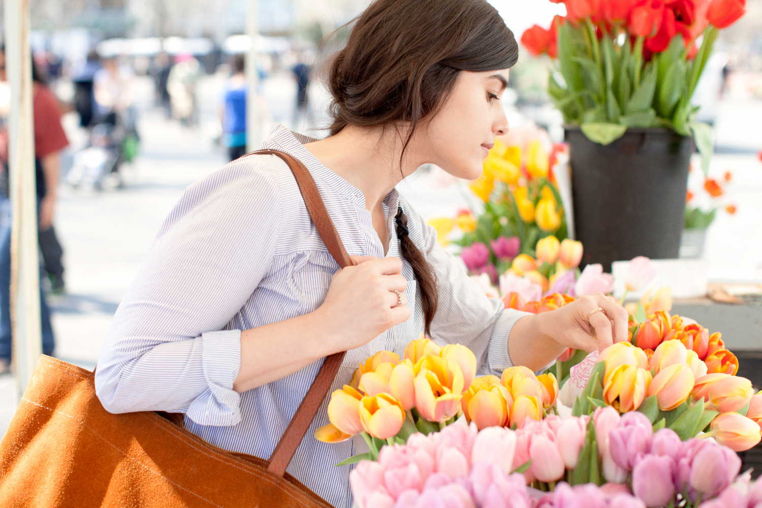Тюльпаны вместо роз: немецкие женщины все чаще покупают цветы для себя