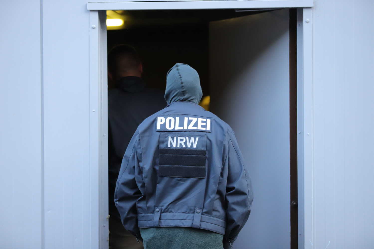 Масштабная облава в маникюрных салонах