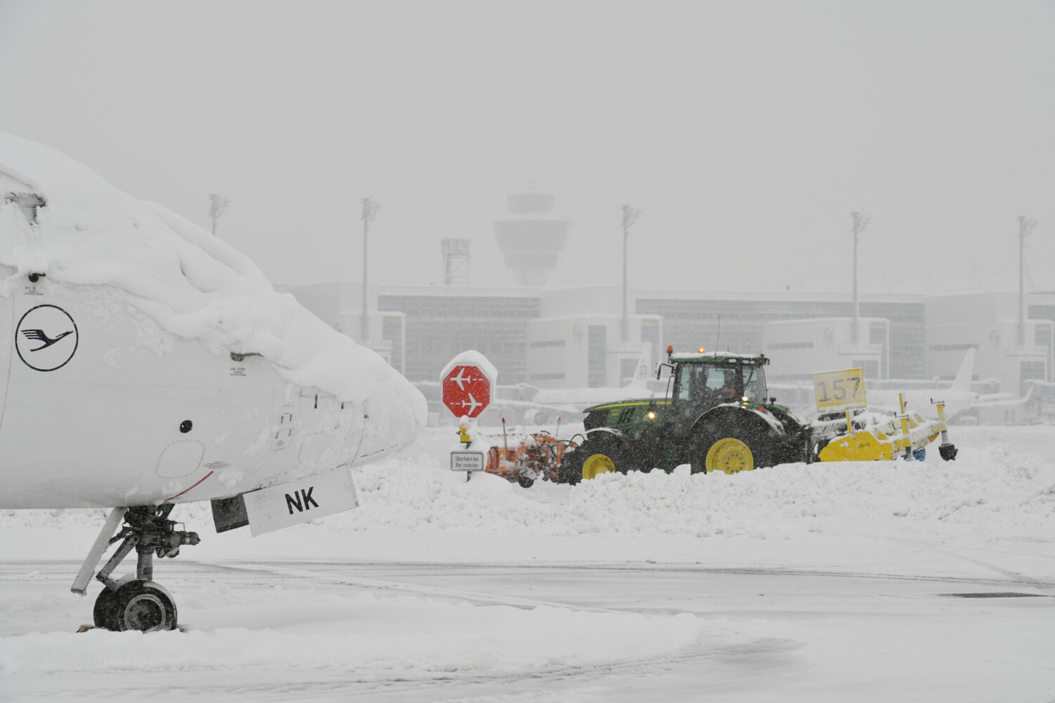 Пассажиры провели ночь в самолетах