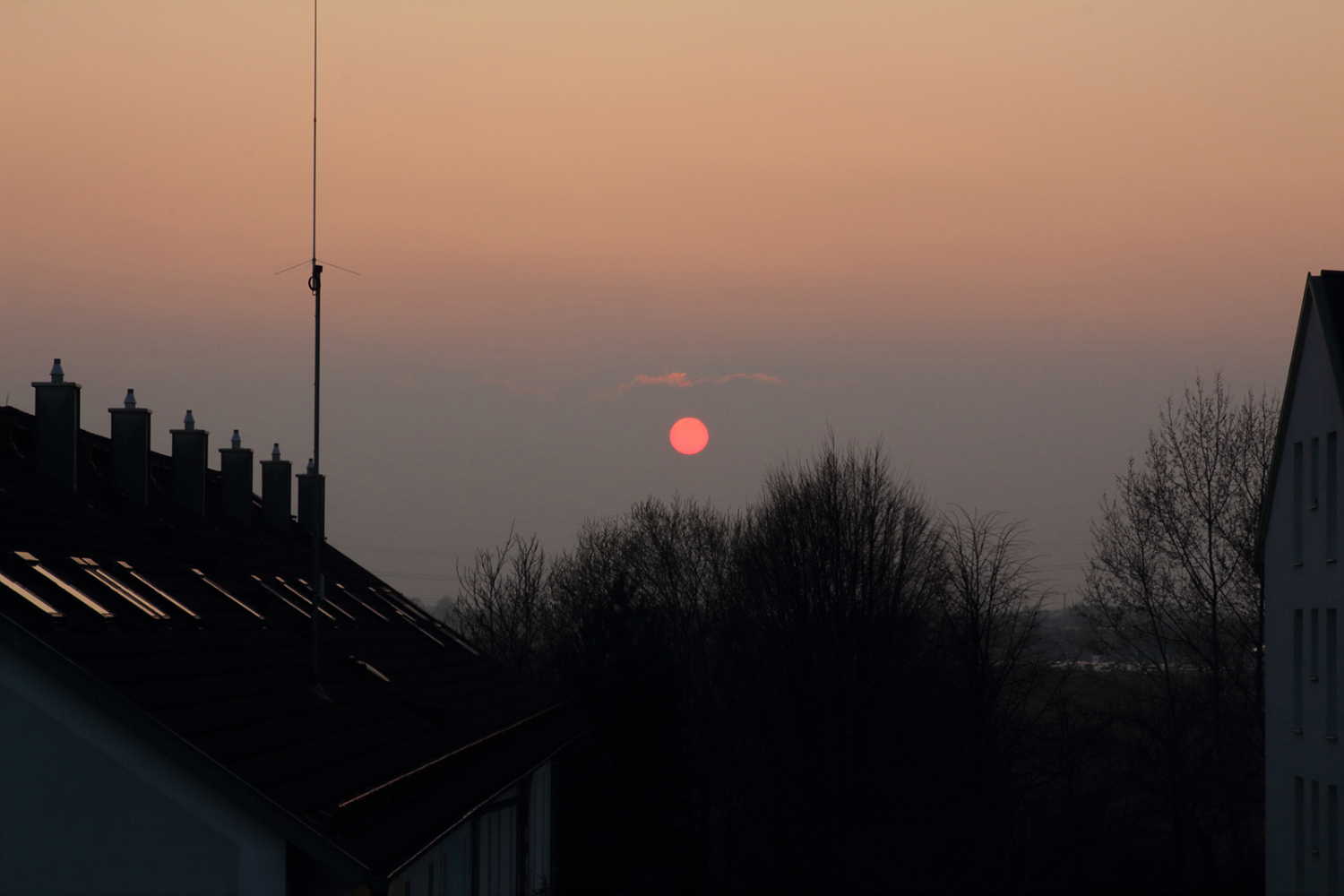 Пыль из Сахары портит весеннюю погоду